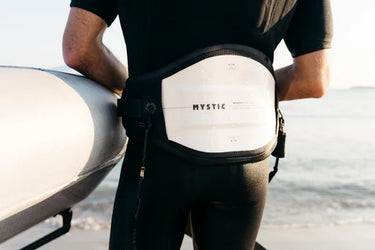 Mystic Majestic Wing Harness 2025 am Strand